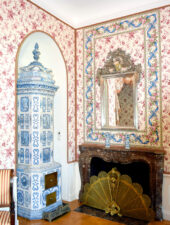 Piec nieborowski i francuski kominek w sypialni Róży